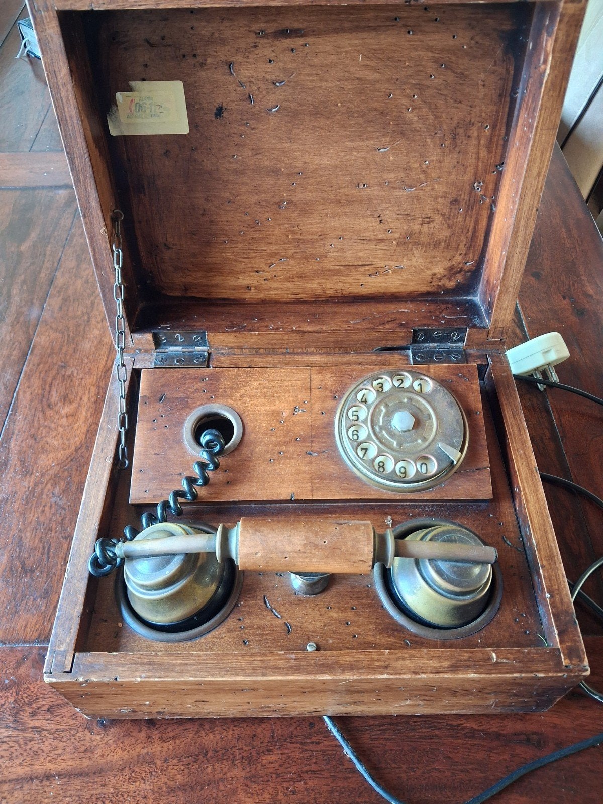 Foto 2 van oude telefoon in houten kist
