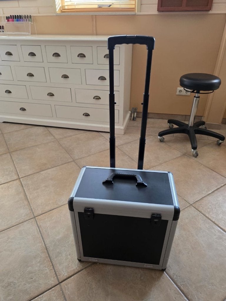 Professionele pedicure trolley / koffer op wielen, Uitschuifbare handgreep, Gebruikt, Hard kunststof, Minder dan 50 cm