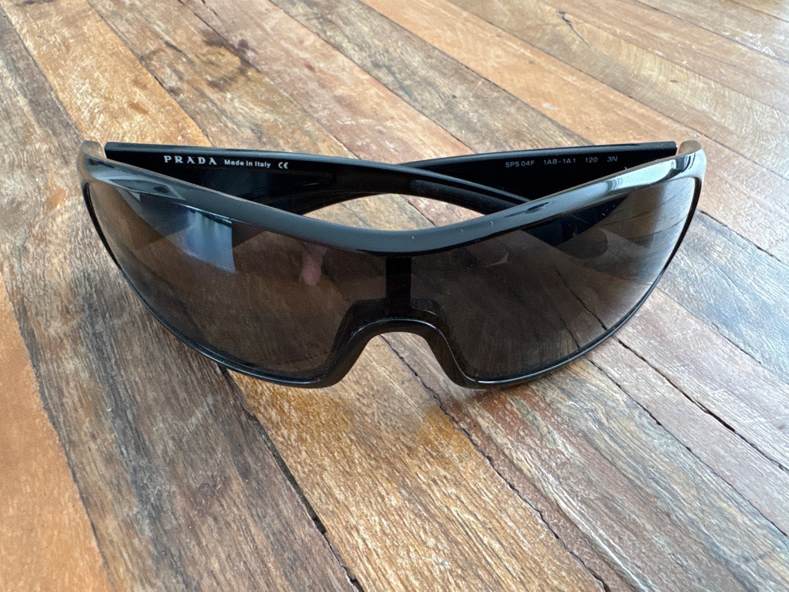 Prada Zonnebril SPS 04P - Stijlvol en Tijdloos, Sieraden, Tassen en Uiterlijk, Overige merken, Zonnebril, Verzenden, Zwart