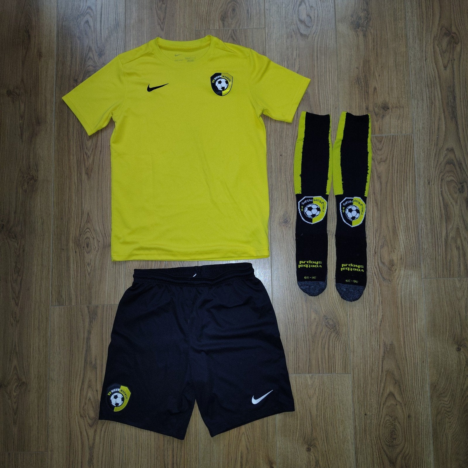 VV Nieuw Woensel voetbaltenue mt L (147-158) kousen mt 36-39, Kinderen en Baby's, Kinderkleding | Maat 146, Ophalen, Jongen of Meisje