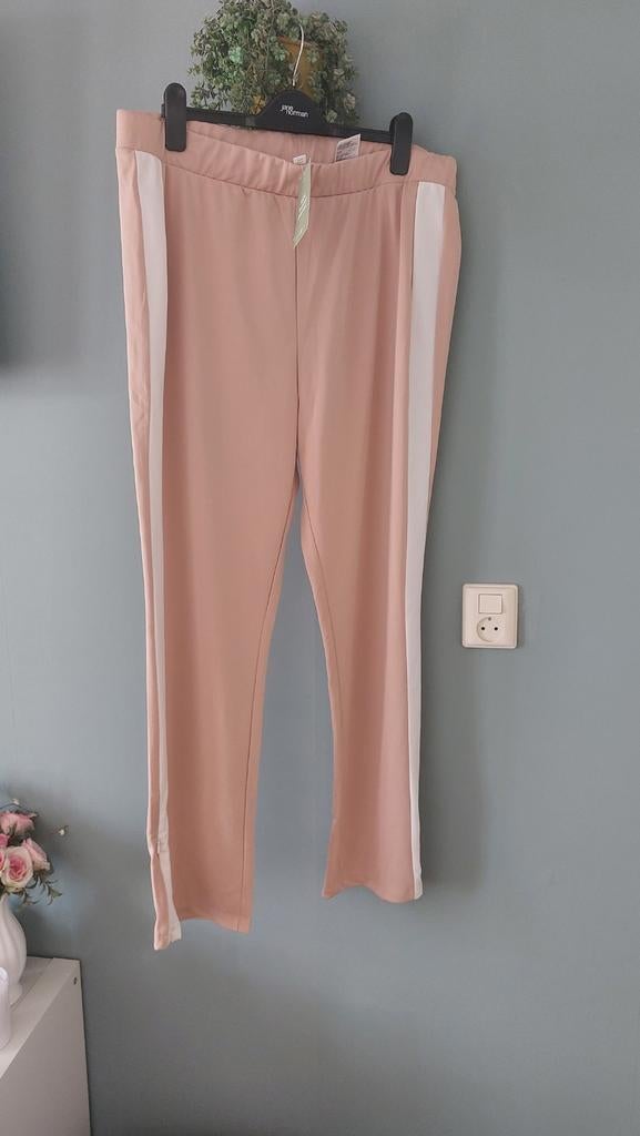 Broek H&M maat XL. Nieuw. Beige met crème kleurige bies., Kleding | Dames, Ophalen of Verzenden, Nieuw, Maat 46/48 (XL) of groter
