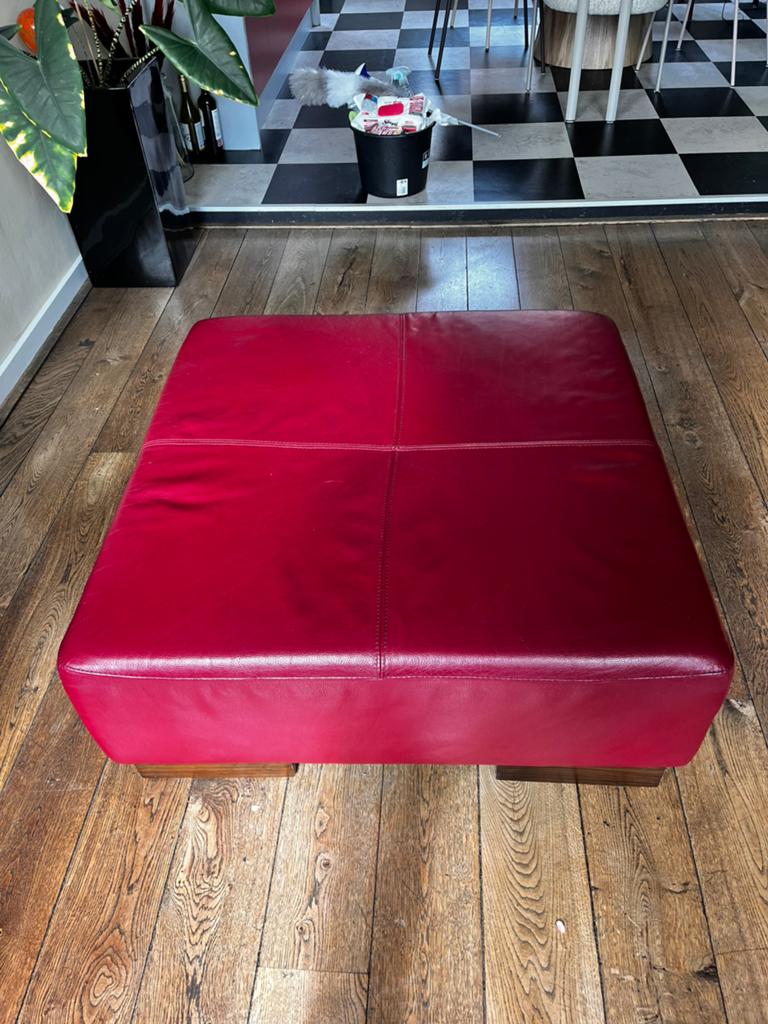 Leren design hocker / poef kleur diep rood, Huis en Inrichting, Banken | Voetenbanken en Poefen, Gebruikt, Vierkant, Leer, 75 tot 100 cm