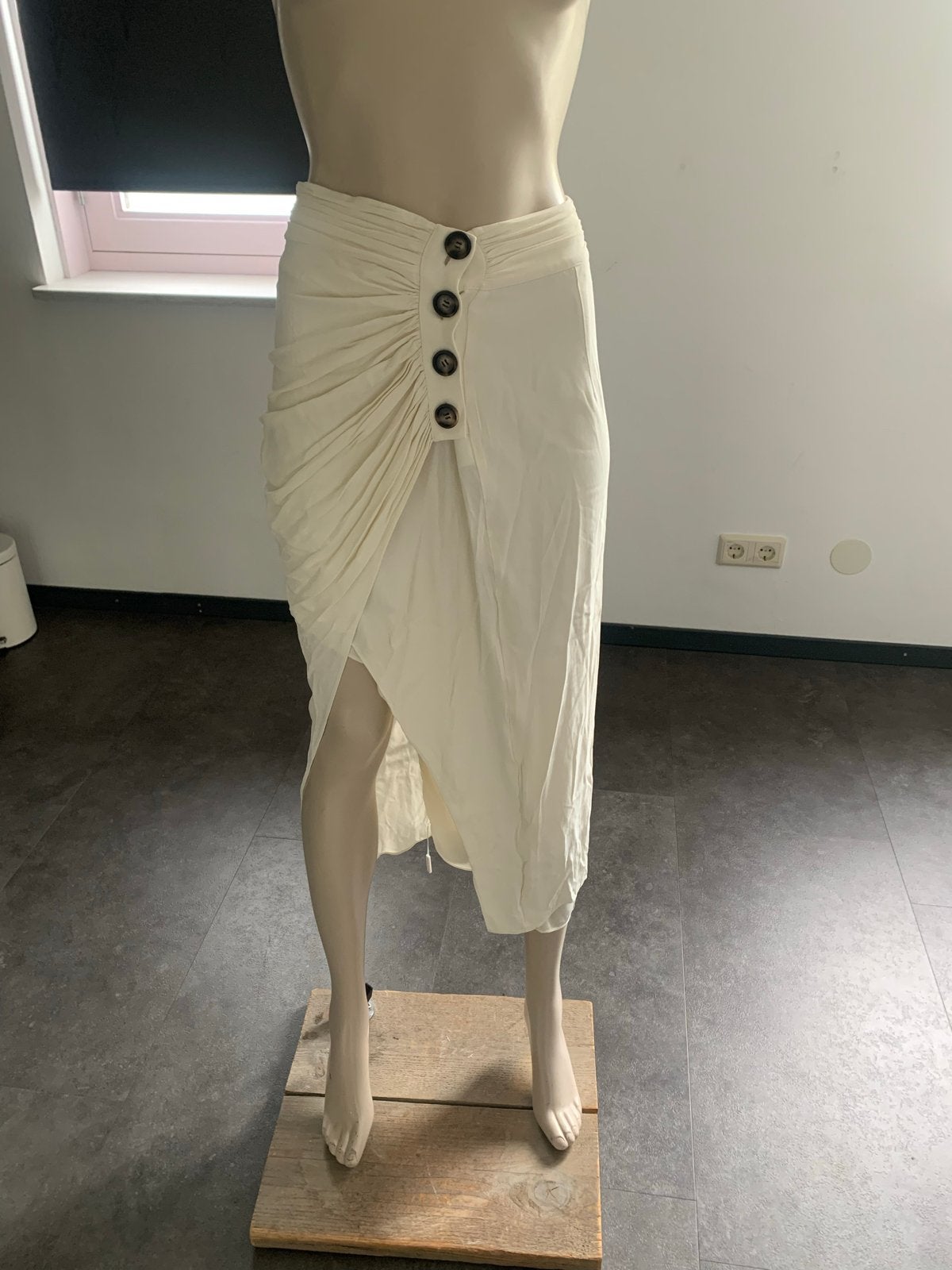 Self-Portrait Crêpe Midi Rok met Knoopdetails - Maat S, Beige, Ophalen of Verzenden, Zo goed als nieuw, Maat 36 (S)
