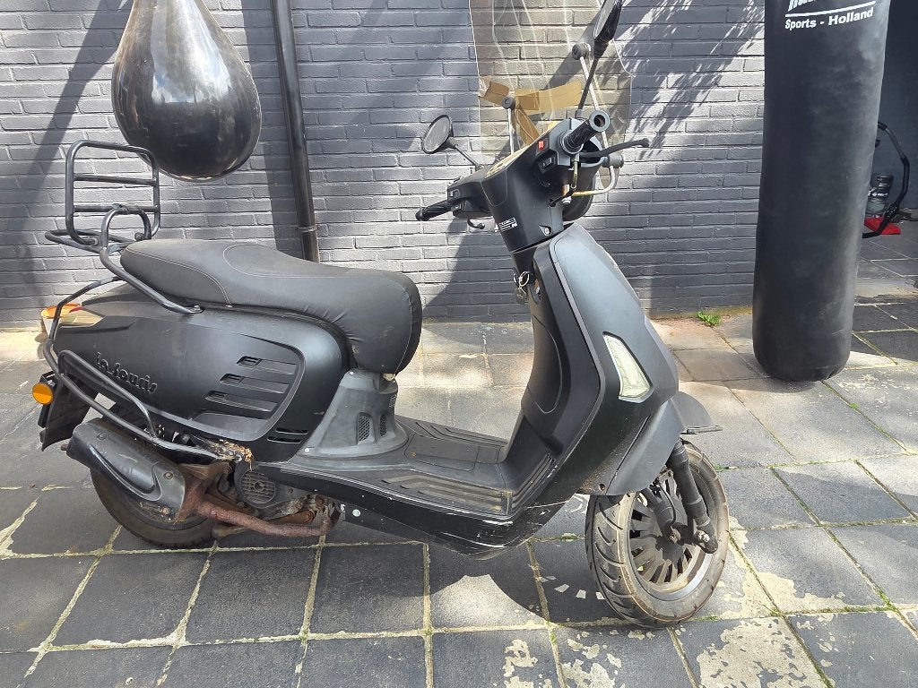 Souris Scooter - Nieuwe uitlaat en accu nodig, Fietsen en Brommers, Scooters | Overige merken, Ophalen, Benzine, Maximaal 25 km/u