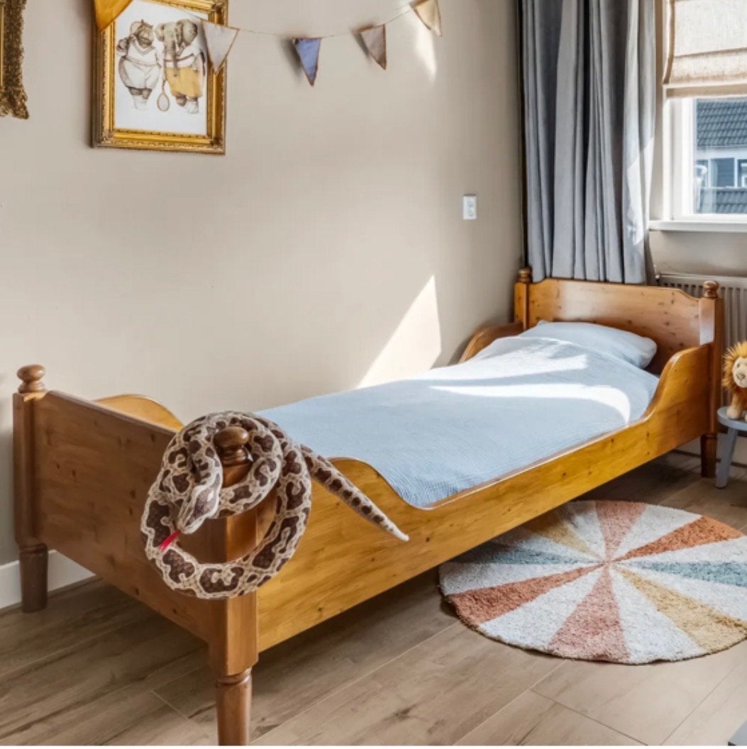 Leuk grenen éénpersoonsbed 90x200 cm, antiek beits, Antiek en Kunst, Antiek | Meubels | Bedden, Ophalen