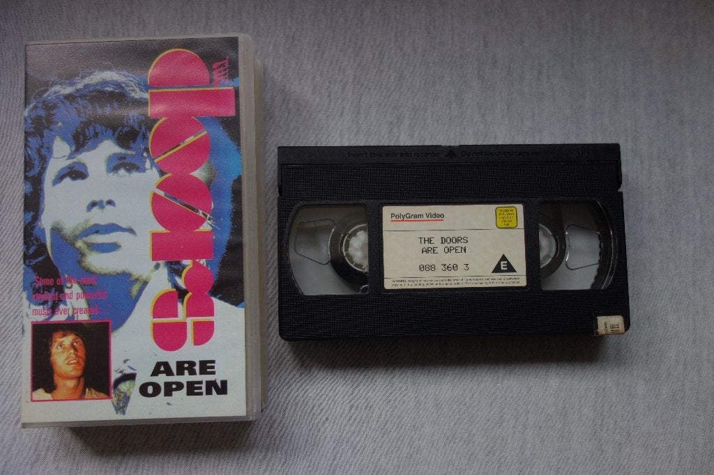 VHS video The Doors are open, Alle leeftijden, Ophalen of Verzenden, Zo goed als nieuw