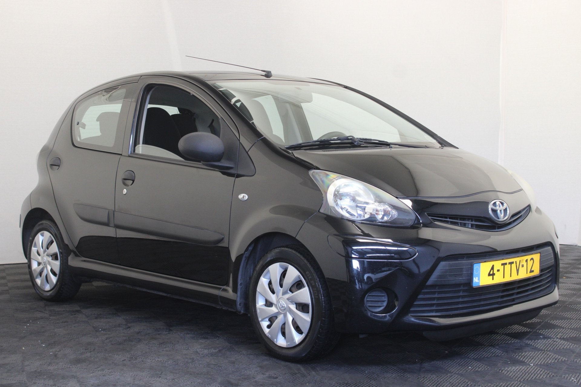 Toyota Aygo 1.0 VVT-i Now (bj 2014), Auto's, Voorwielaandrijving, Euro 5, Stof, Gebruikt