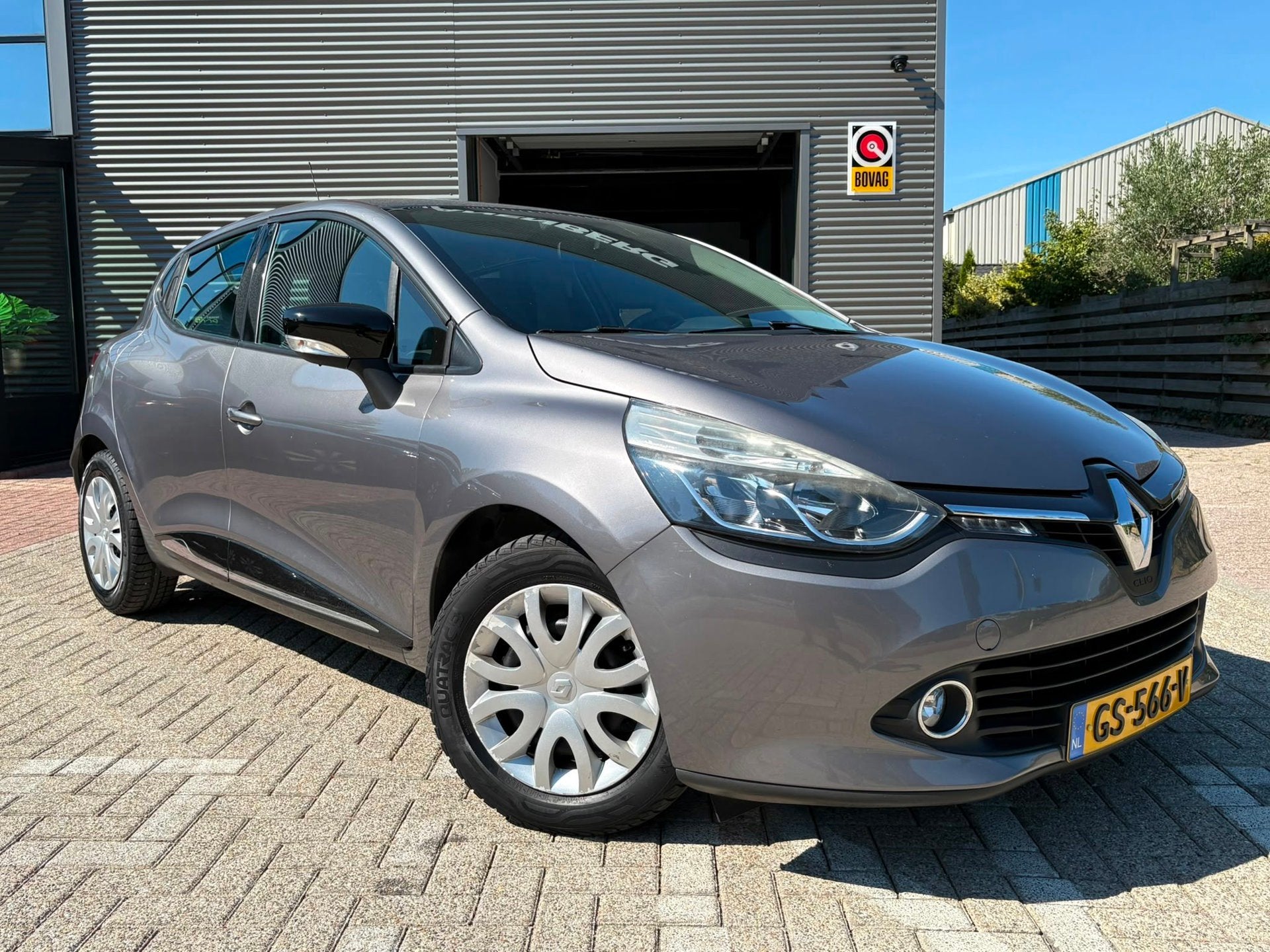Renault Clio 0.9 TCe Authentique nieuwe apk, Voorwielaandrijving, Stof, 40 €/maand, Zwart