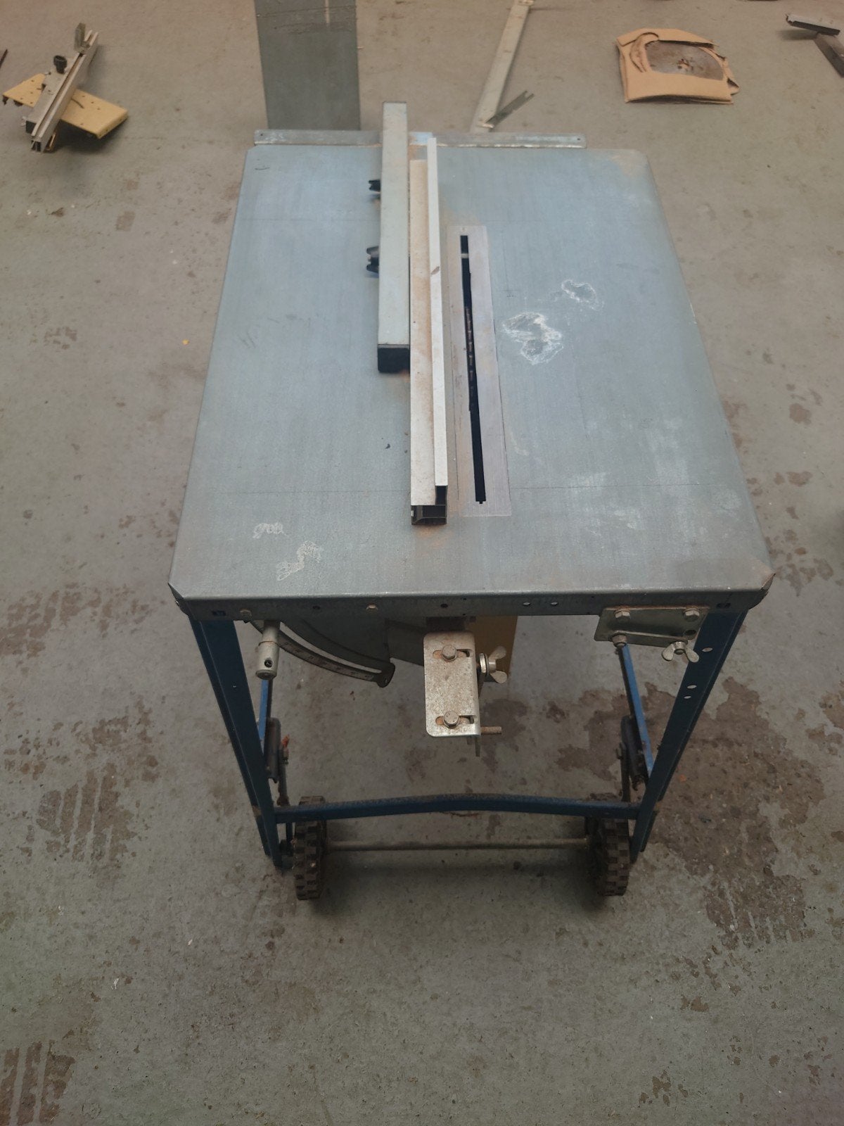 Scheppach TKU Cirkelzaag met onderstel en accessoires, Doe-het-zelf en Verbouw, Ophalen, Gebruikt, Cirkelzaag, 1200 watt of meer