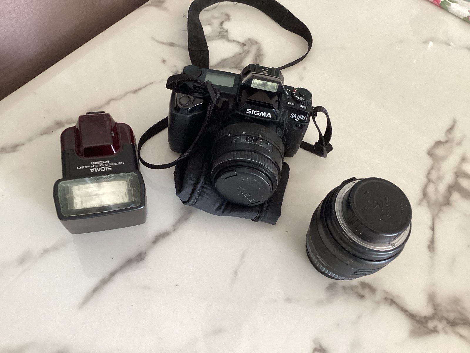 Sigma SA-300 Spiegelreflexcamera met flitser en lens, Audio, Tv en Foto, Ophalen, Gebruikt, Spiegelreflex, Overige Merken
