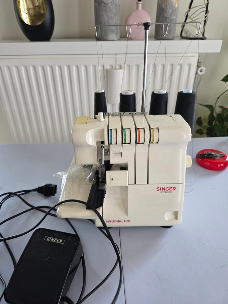 Overlockmachine, Ophalen of Verzenden, Zo goed als nieuw, Lockmachine, Overige merken