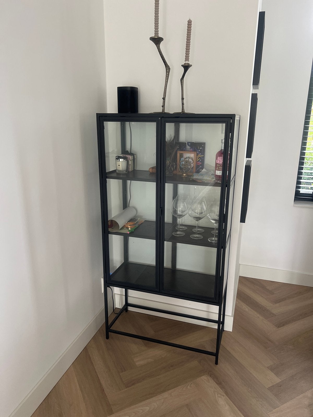 Jysk Vitrinekast Virum Zwart - Zo goed als nieuw, Huis en Inrichting, Ophalen, 100 tot 150 cm, 50 tot 100 cm, Zo goed als nieuw