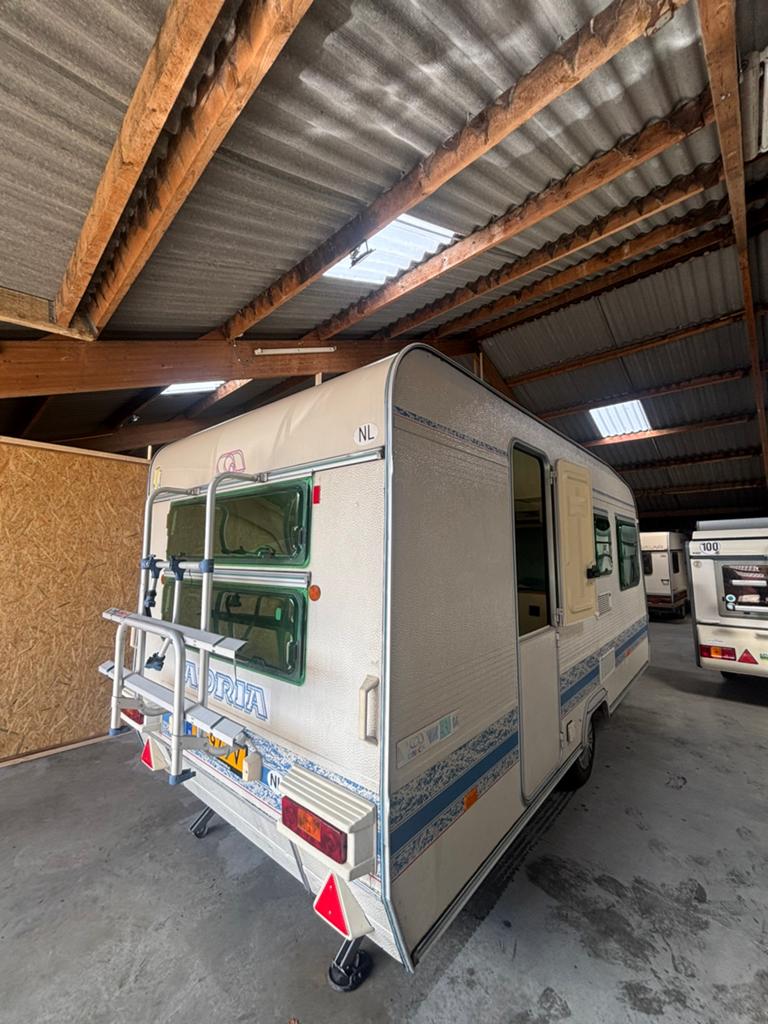 Nette Adria unica met KINDER KAMER STAPELBED! en voortent!, Rondzit, Bedrijf, Schokbreker, 750 - 1000 kg
