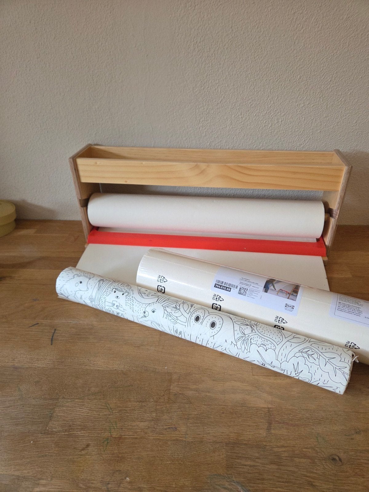 Tekenpapierhouder met 2 nieuwe rollen tekenpapier, Zo goed als nieuw, Hout, Ophalen of Verzenden, Knutselmateriaal