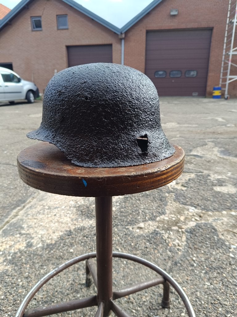 Duitse WW2 stahlhelm battle damage, Ophalen of Verzenden, Landmacht, Duitsland, Helm of Baret