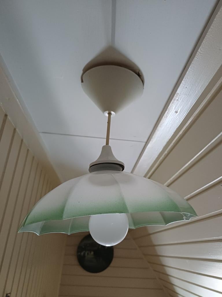 Vintage Plafondlamp met Groen-Wit Glazen Kap, Huis en Inrichting, Gebruikt, Glas, Minder dan 50 cm, Vintage, Retro