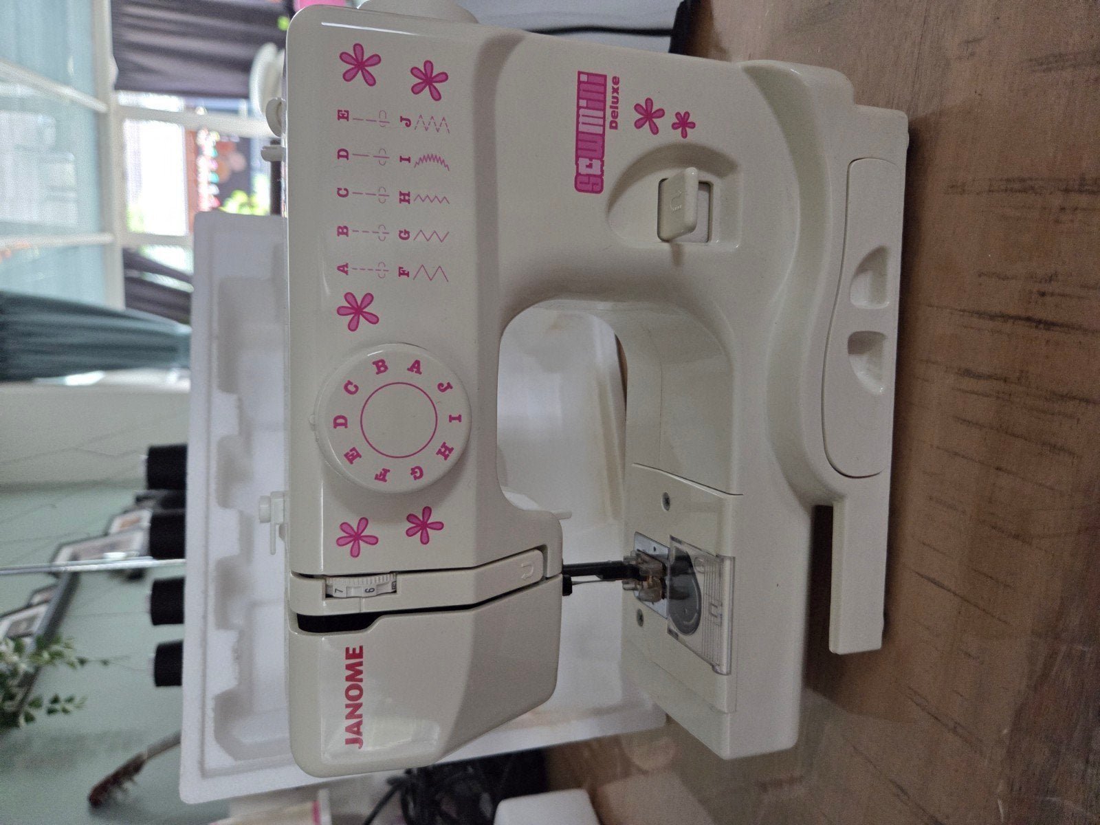 Janome Sew Mini Deluxe Kindernaaimachine, Hobby en Vrije tijd, Naaimachines en Toebehoren, Ophalen, Zo goed als nieuw, Naaimachine