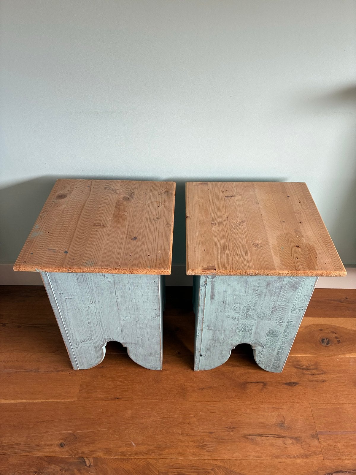 Vintage houten nachtkastjes/tafeltjes, blauw/hout, Huis en Inrichting, Slaapkamer | Nachtkastjes, Ophalen, Gebruikt, Minder dan 45 cm