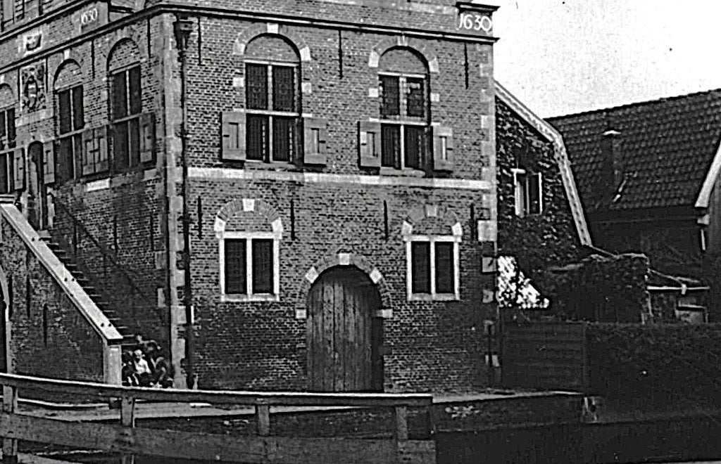 700893	De Rijp	NH	 Dam Raadhuis	Nette kaart onbeschreven, Ophalen of Verzenden, 1920 tot 1940, Ongelopen, Noord-Holland