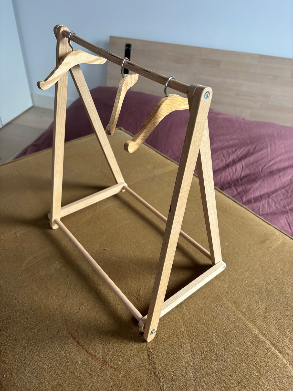 Houten poppen kledingrek met hangers, Ophalen of Verzenden, Gebruikt, Overige typen