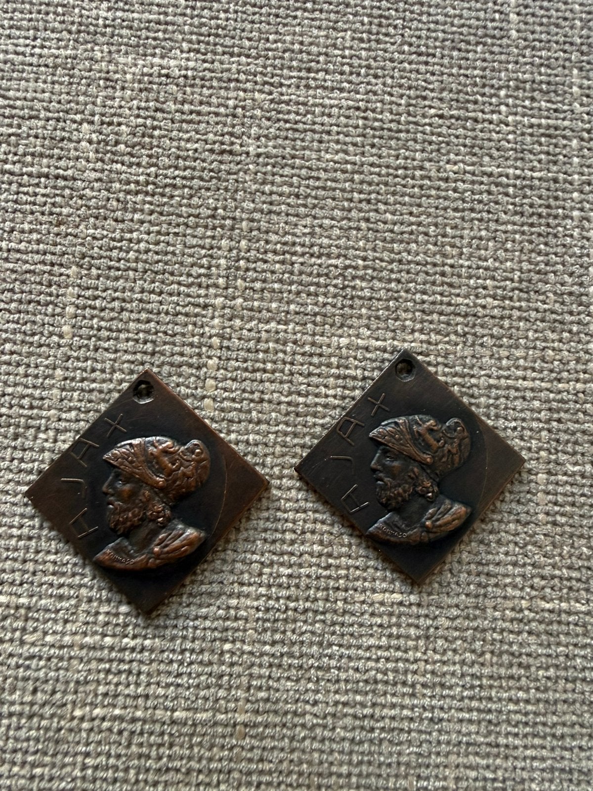 2 vintage ajax hangertjes 32 mm jaren 70/80, Ophalen of Verzenden, Ajax, Overige typen
