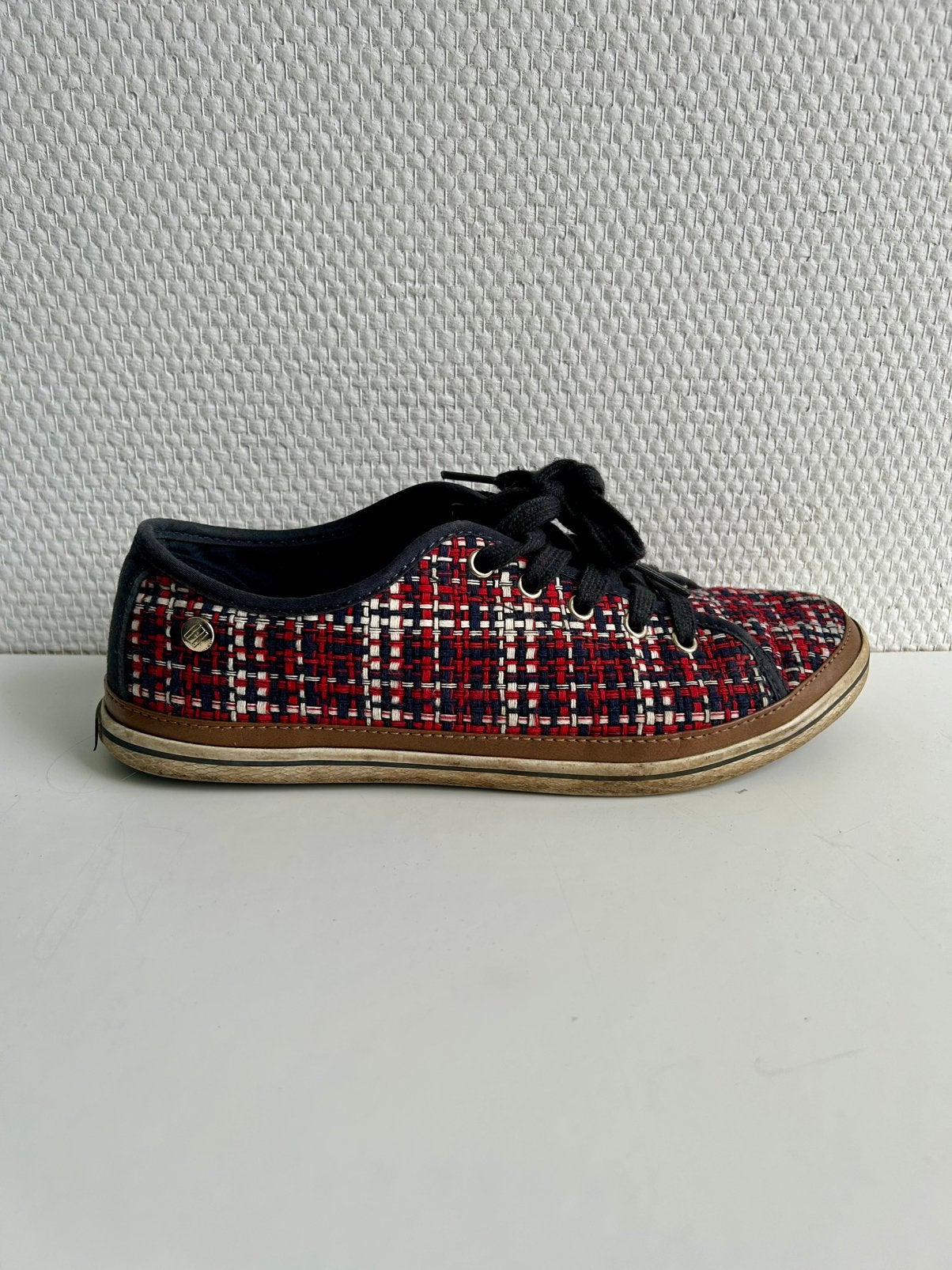 Tommy Hilfiger sneakers stof 38 rood, Ophalen of Verzenden, Zo goed als nieuw, Sneakers of Gympen