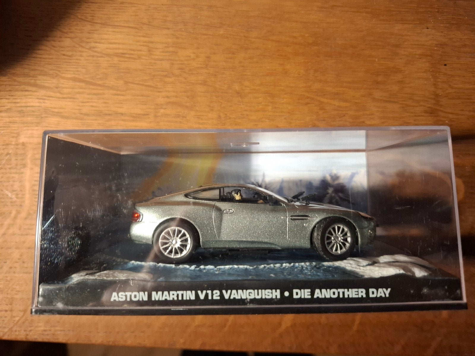 Aston Martin V12 Vanquish - Die Ak8jkennother Day modelauto, Ophalen of Verzenden, Zo goed als nieuw, Auto, Overige merken