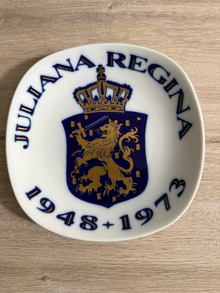 Koningshuis bord Koningin Juliana 1948-1973, Ophalen of Verzenden, Zo goed als nieuw