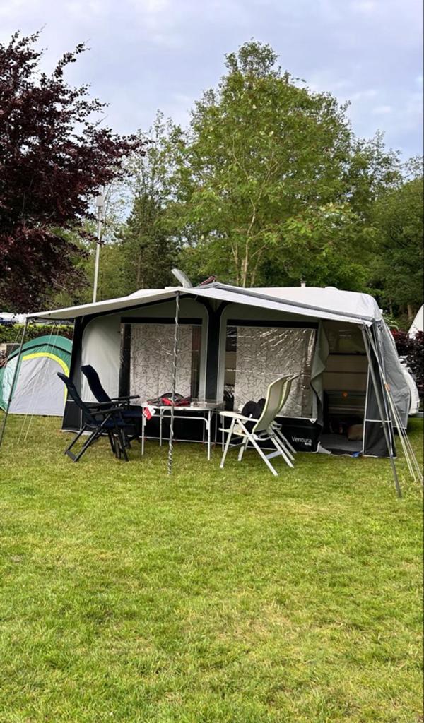 Leuke Caravelair 420 uit 1993 met voortent en luifel, Koelkast, Omvormbare zithoek, Treinzit, Particulier