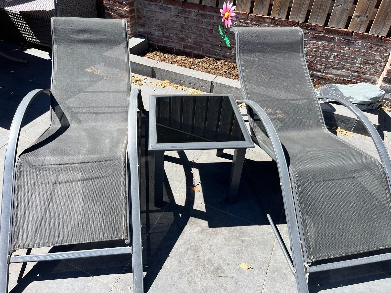 2 Luxe Ligbedden met Tafel en Glazen Plaat, Ophalen, Gebruikt, Metaal