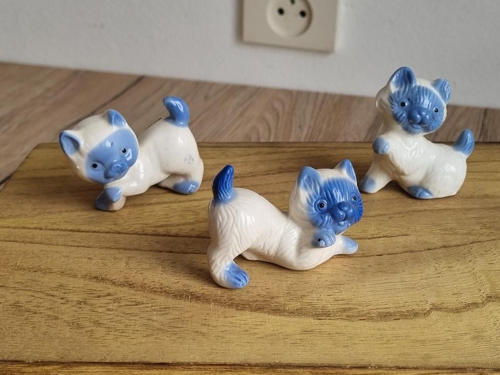 Mooie Set van 3 Vintage Katten beeldjes Wit Blauw Porselein, Verzamelen, Beelden en Beeldjes, Gebruikt, Dier, Verzenden