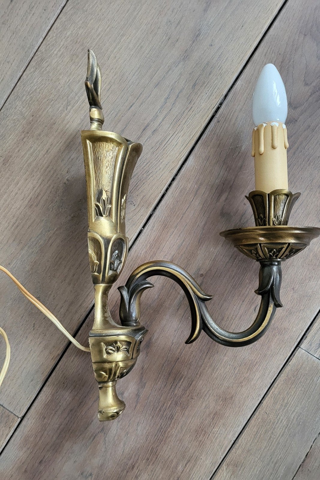 Antieke messing wandlamp met kaarsvormige gloeilamp, Ophalen of Verzenden