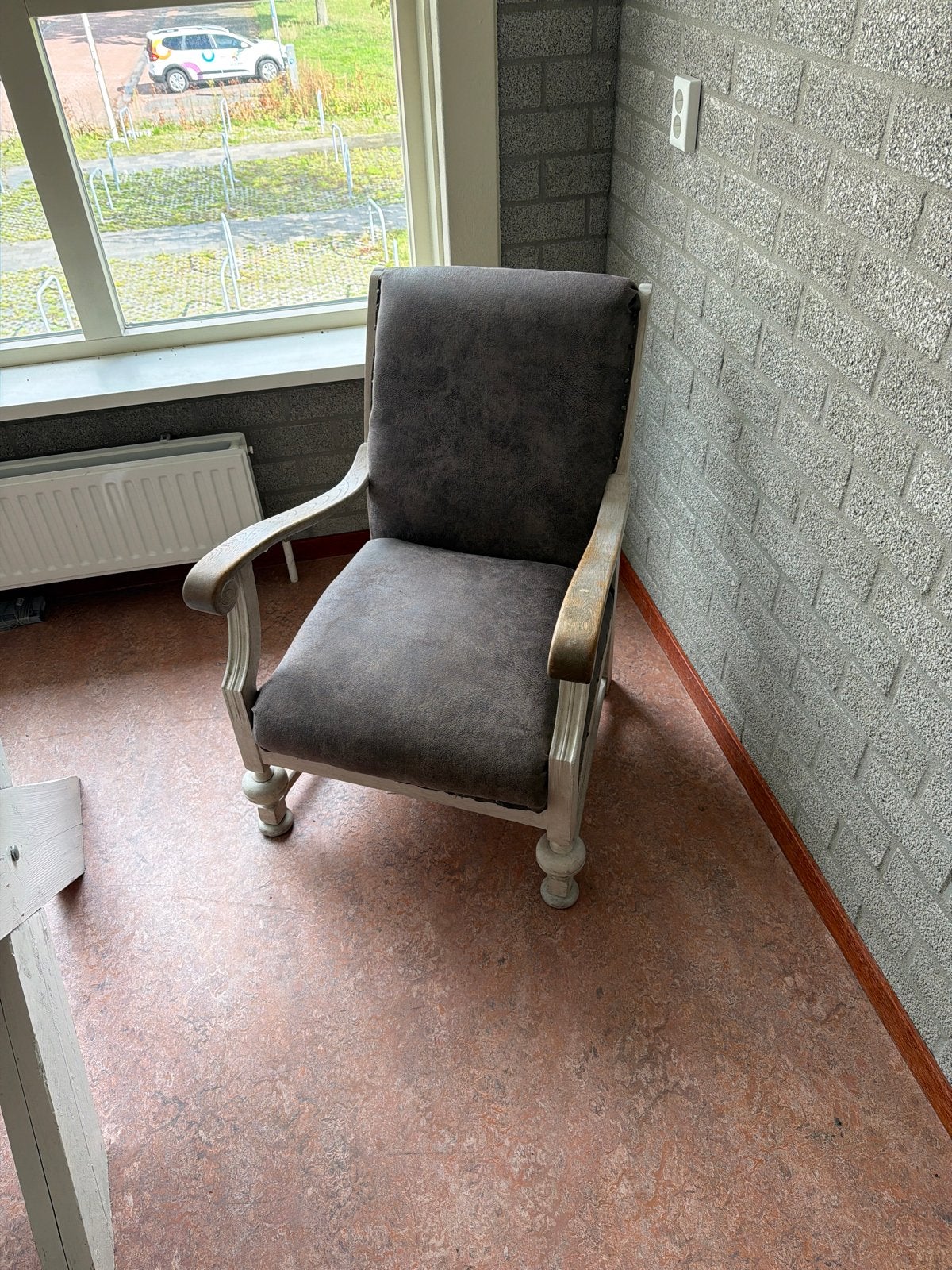 Antieke fauteuil met grijze stoffen bekleding, Antiek en Kunst, Ophalen
