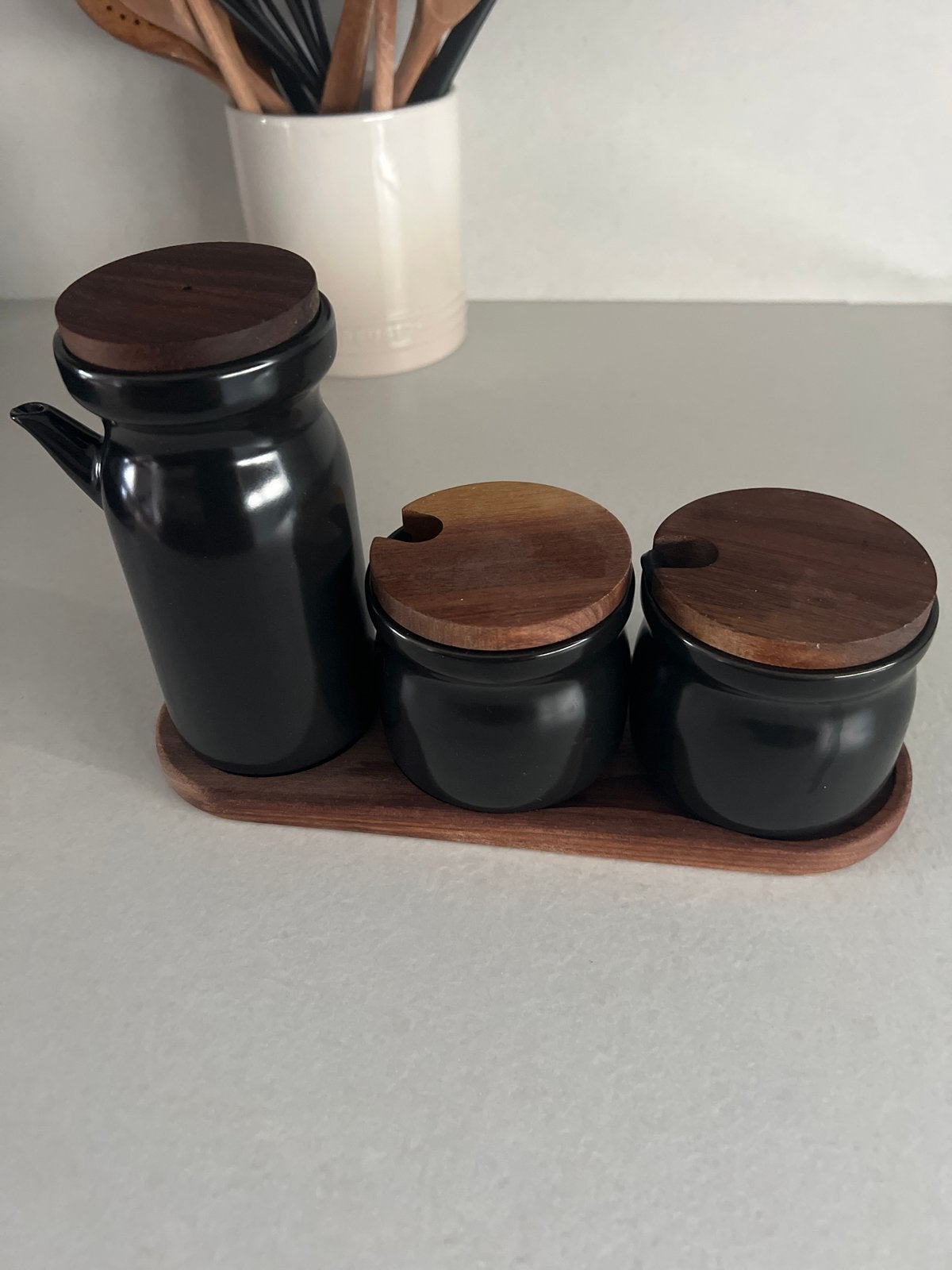 Zwart keramiek voorraadpotten en oliekan op houten dienblad, Ophalen, Hout, Zo goed als nieuw, Overige merken