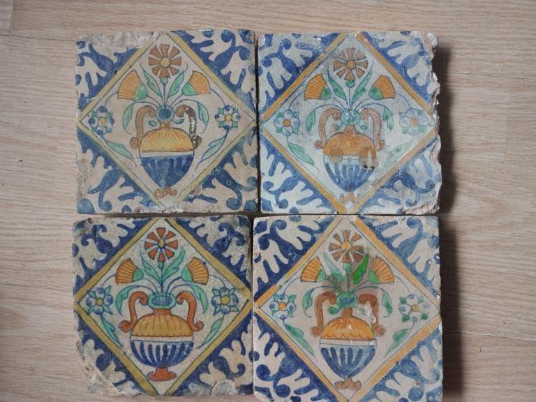 4x vroeg 17e eeuwse polychrome tegel bloemenvaas met bloem, Ophalen of Verzenden