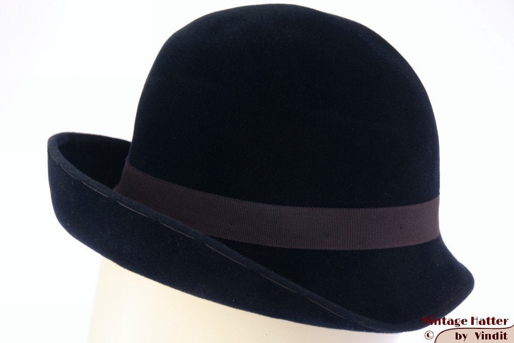 oude Vintage Dameshoed Cloche dophoed donker blauw velour 55, Antiek en Kunst, Ophalen of Verzenden, Dames