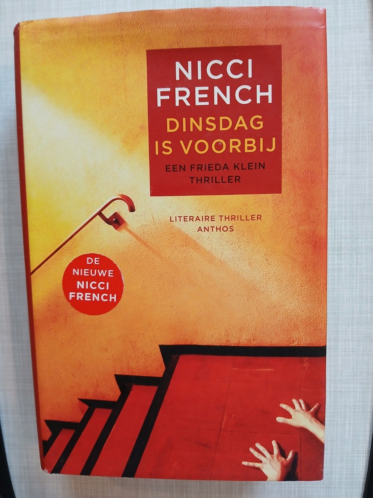 Nicci French - Dinsdag is voorbij - Hardcover, Ophalen of Verzenden, Zo goed als nieuw, Nicci French