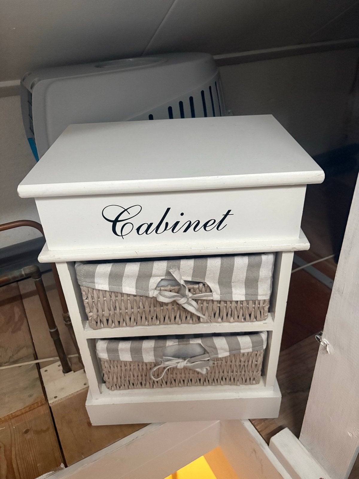 Wit kastje met rieten manden - 'Cabinet', Ophalen, Gebruikt