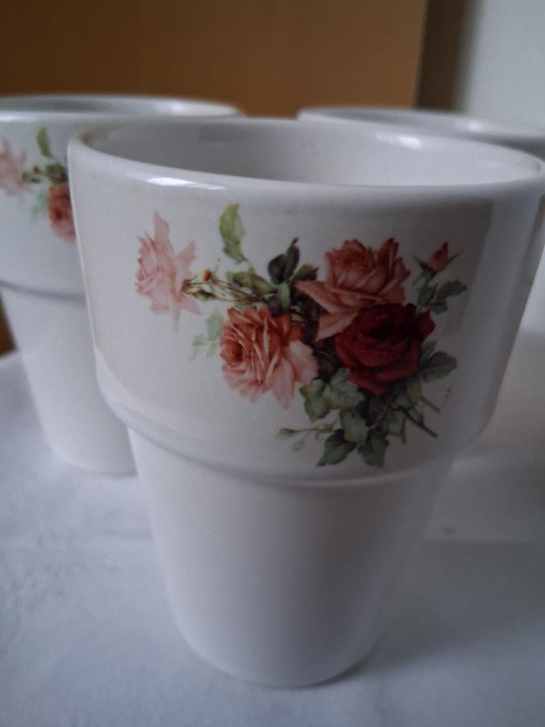 Vintage bekers met rozenbouquet *eureka*, Ophalen of Verzenden, Zo goed als nieuw, Overige stijlen, Kop(pen) en/of Schotel(s)