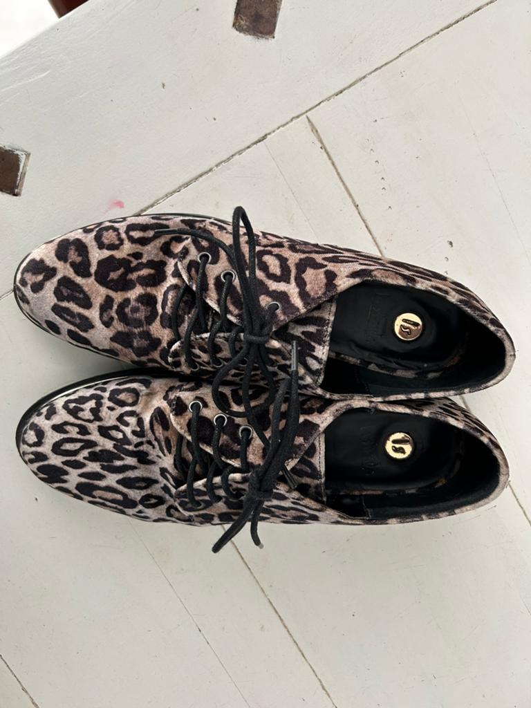 Wildprint veterschoenen velours  mt 41, Kleding | Dames, Schoenen, Ophalen of Verzenden, Zo goed als nieuw, Schoenen met lage hakken