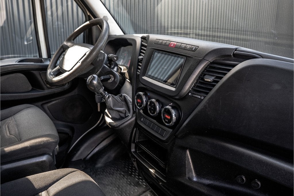 Iveco Daily 35S13 L2H1 | 3.5T Trekgewicht | Climate | 3-Zits, 13 km/l, Gebruikt, Zwart, Iveco
