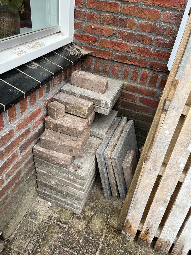 Gratis af te halen: Opsluitbanden en tegels, Ophalen, Gebruikt, Overige typen, Minder dan 5 m²