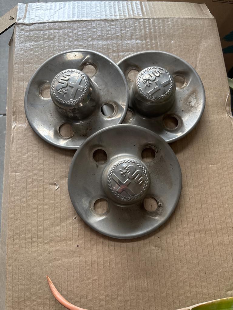 Drie originele Alfa Romeo wieldoppen, Auto diversen, Wieldoppen, Gebruikt, Ophalen of Verzenden