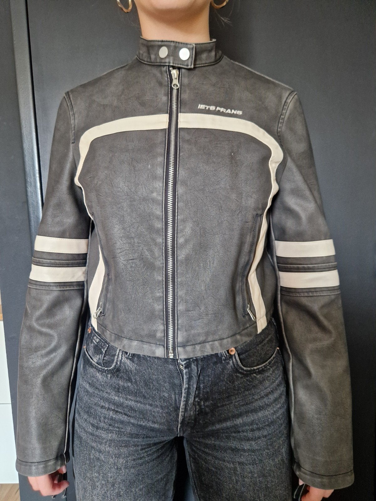 Iets Frans (motor)jack grijs met witte strepen. Maat S., Kleding | Dames, Ophalen of Verzenden, Maat 36 (S), Grijs, Iets Frans