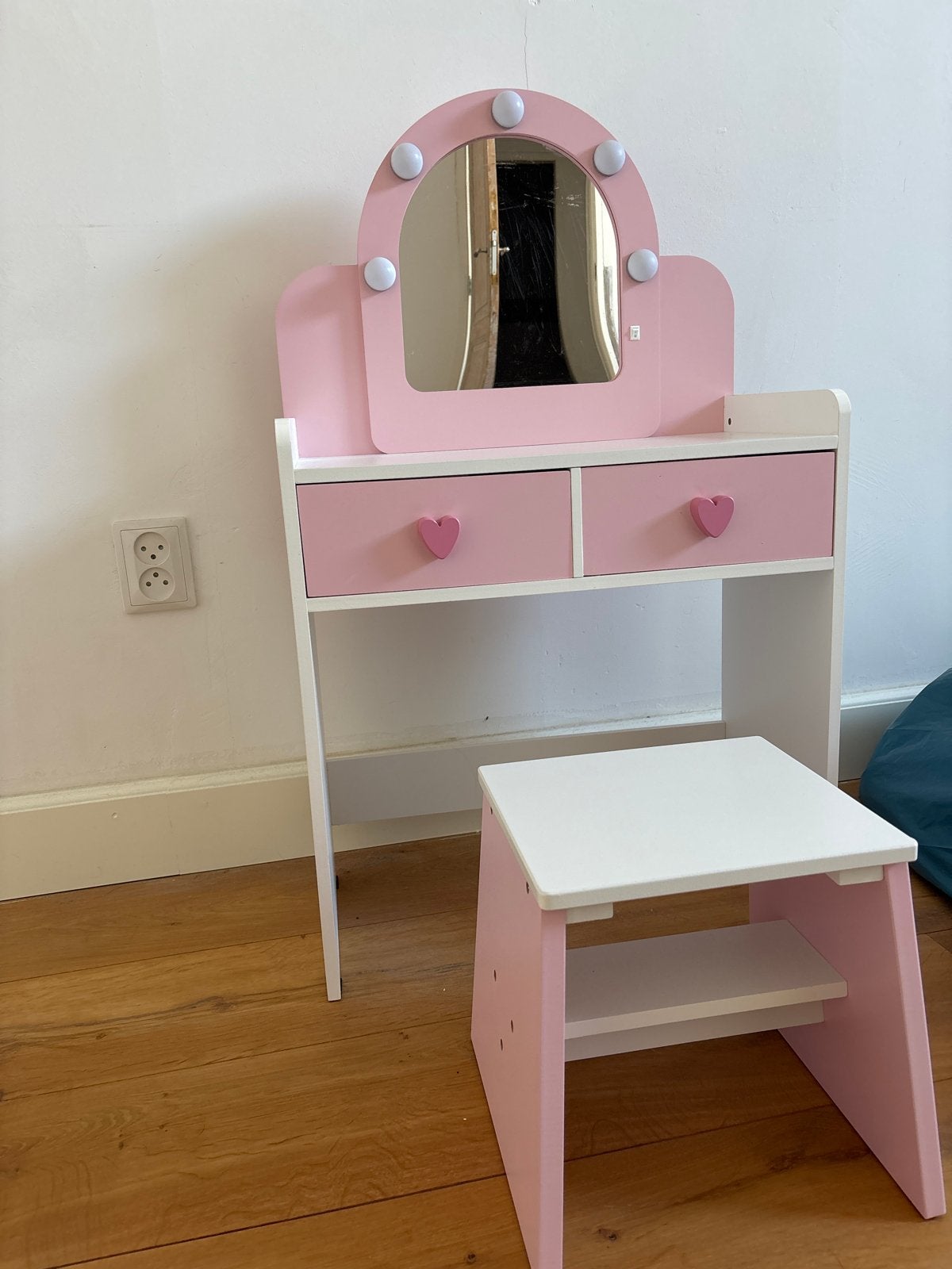 Roze kaptafel met spiegel, verlichting en krukje, Ophalen, Zo goed als nieuw, Tafel(s) en Stoel(en)