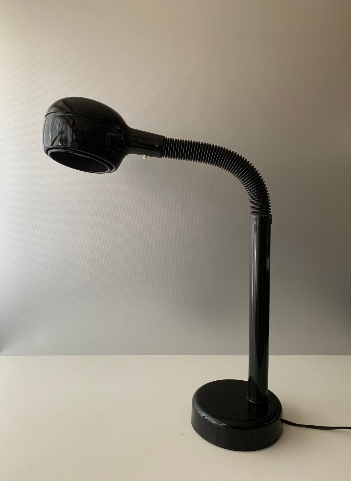 Vrieland 80s desk lamp silence of the lamps, Vintage, Kunststof, Gebruikt, Verstelbaar