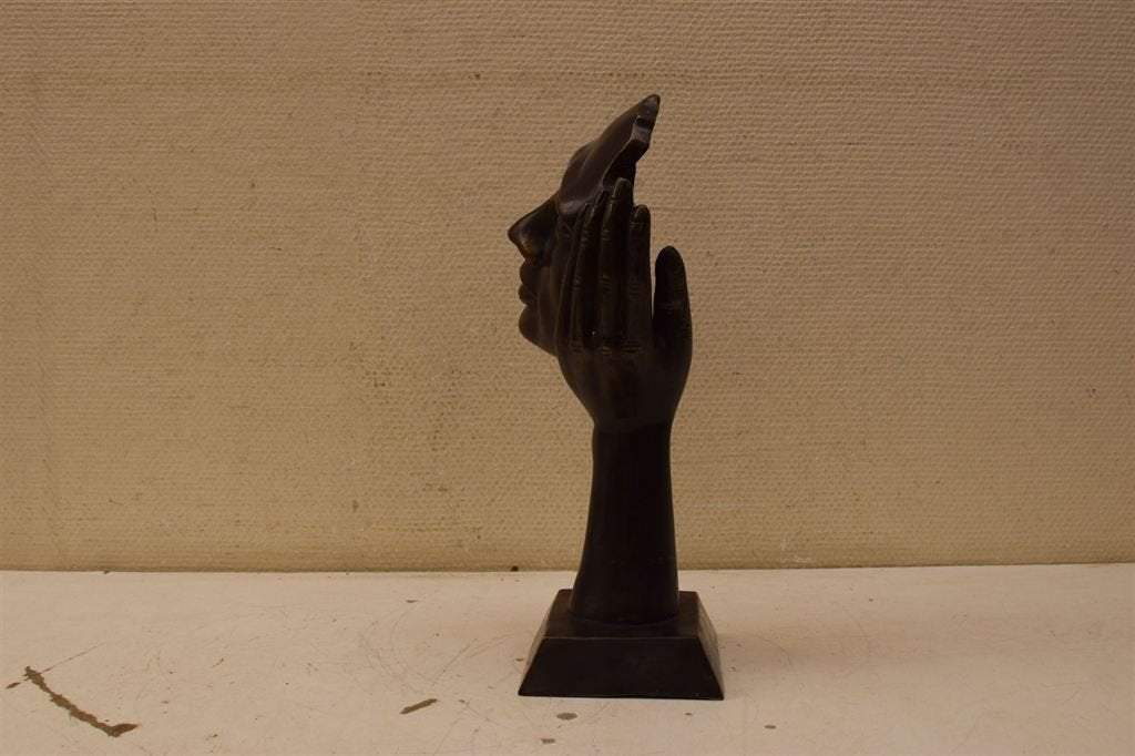 Bronzen beeld van een masker tegen een hand 48151, Ophalen of Verzenden, Gebruikt, Mens