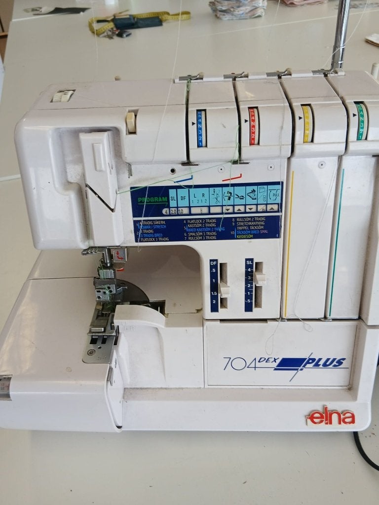 Defecte Elna 704 dex Plus Cover/lockmachine (Nieuwegein), Ophalen, Gebruikt, Lockmachine, Overige merken