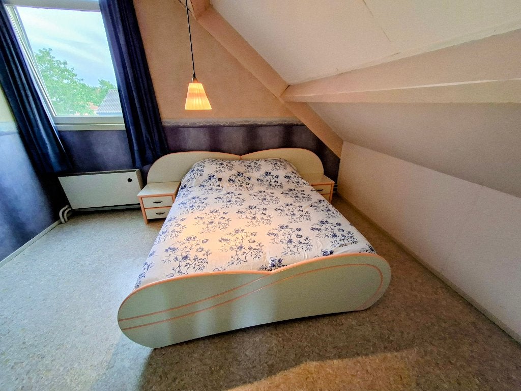 Tweepersoons bed met nachtkastjes wit met zalmroze accenten, Overige kleuren, Tweepersoons, Zo goed als nieuw, 200 cm