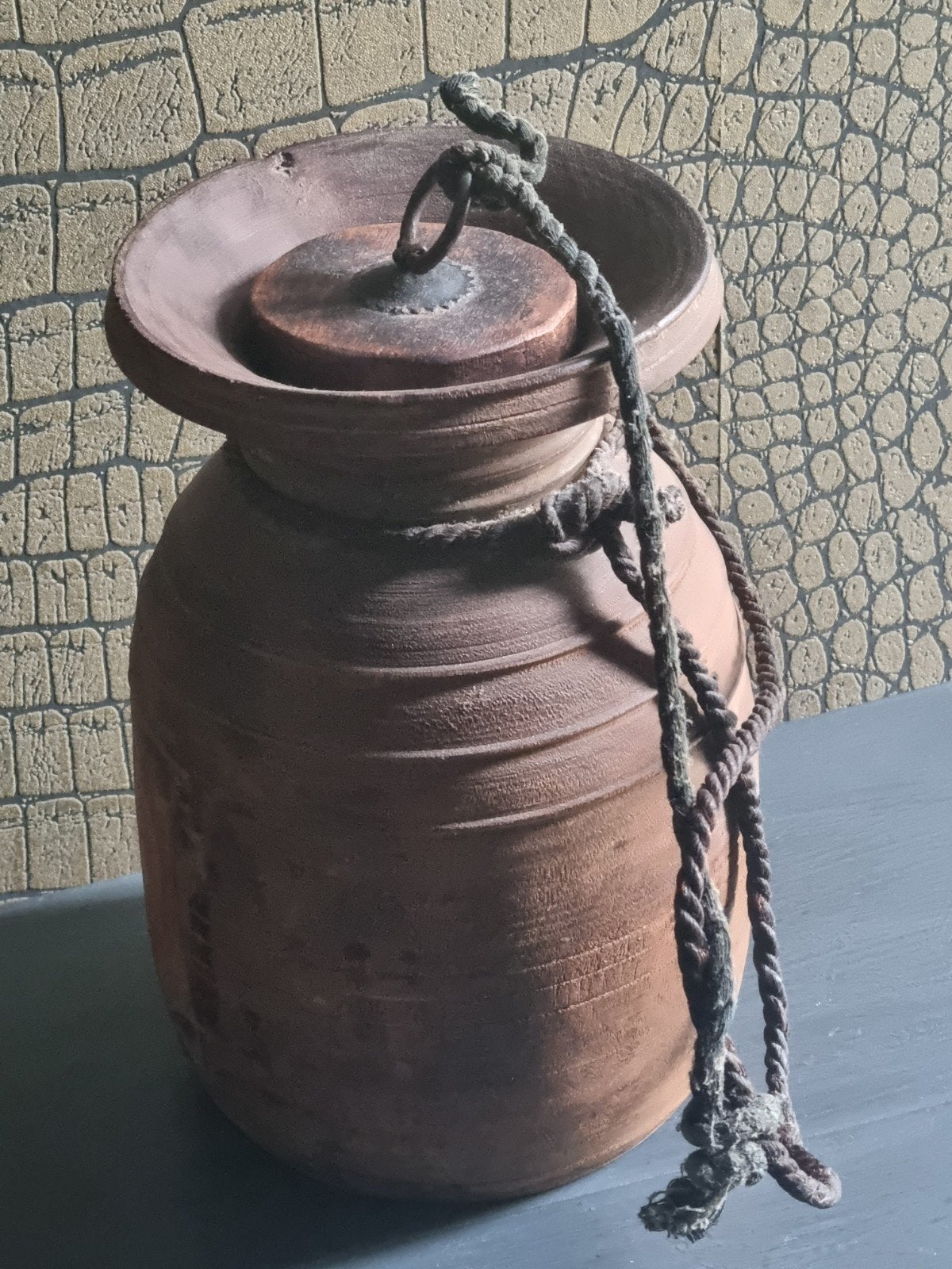 Te koop nepalese kruik met deksel, Huis en Inrichting, Woonaccessoires | Vazen, Ophalen, Met deksel